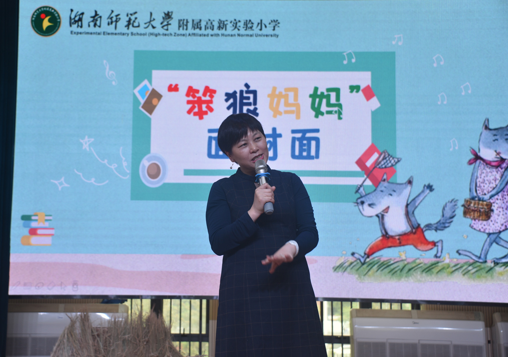 汤素兰鼓励孩子们多读书、读好书。