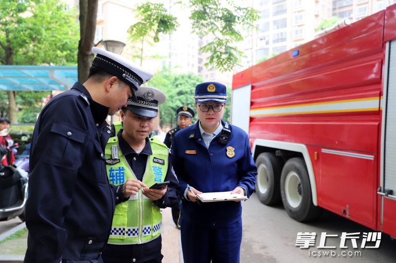 4月23日，长沙高新区消防救援大队联合多部门对和润园小区内违规停车占用消防通道乱象进行集中整治。均为长沙晚报通讯员 郑红桂 摄