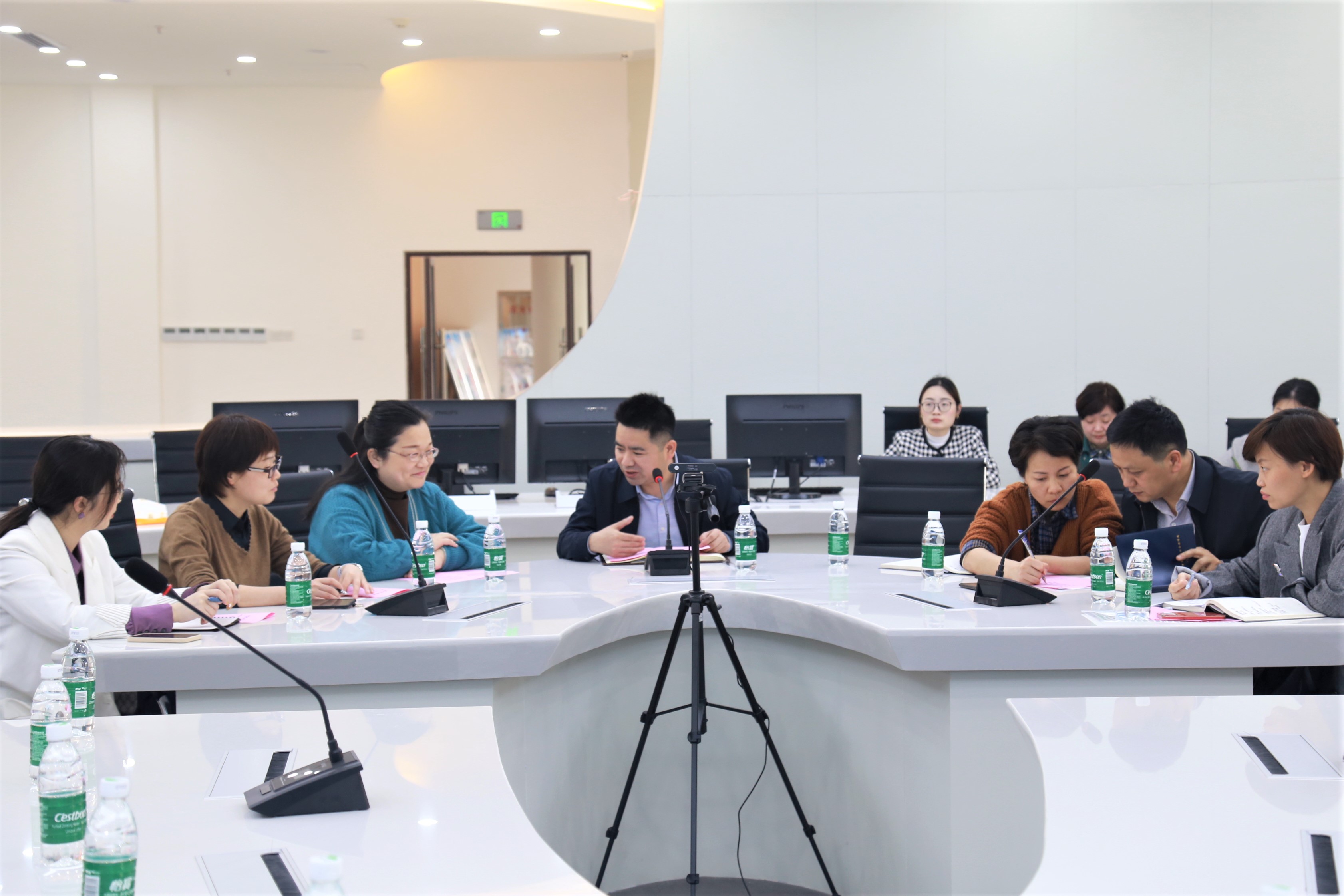 湖南大众传媒职业技术学院部分师生来到宁乡市融媒体中心进行交流探讨。 受访方供图