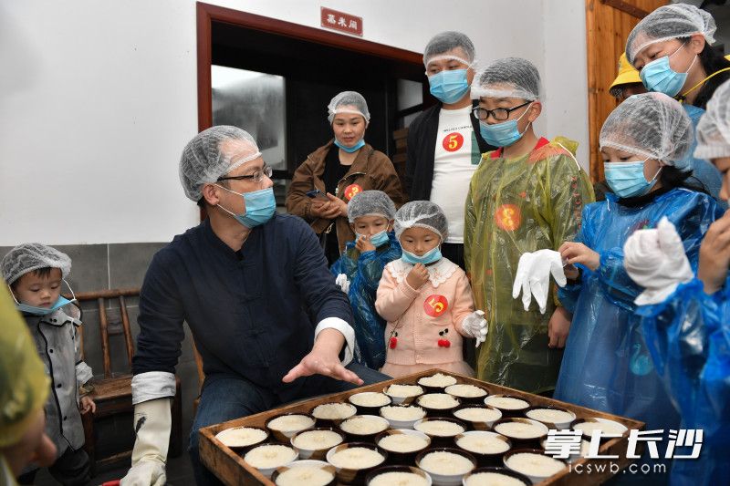 小小体验官们正在郭福娭毑小钵子甜酒了解体验甜酒的制作流程。长沙晚报全媒体记者 邹麟 摄