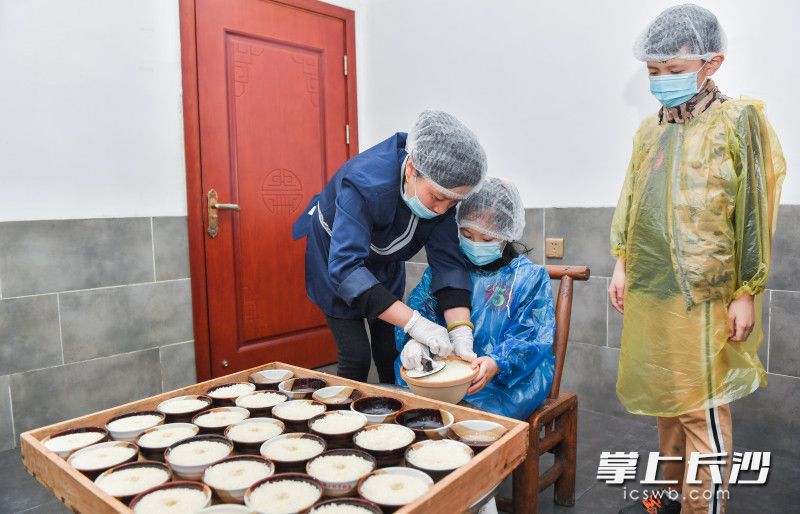 小小体验官们正在郭福娭毑小钵子甜酒体验甜酒的制作流程。长沙晚报全媒体记者 邹麟 摄