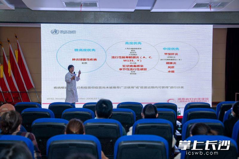 湖南省妇幼保健院儿童保健科主治医师龙小兰，在孕妇学校第一课中讲解新生儿预防接种科普知识。