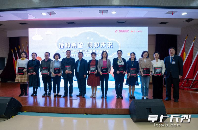 湖南省妇幼保健院15位知名专家受聘为长沙晚报“三湘名医智库”专家，他们将对孕妇学校规范化课程进行指导把关。