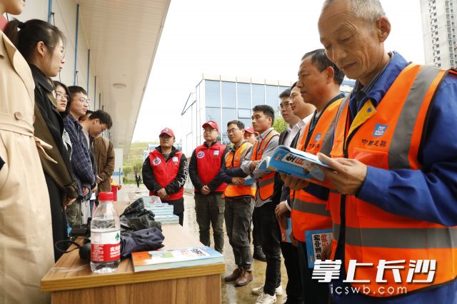 4月25日，“尊法守法·携手筑梦”知识产权普法活动在中建三局长沙县人民医院项目举行。均为长沙晚报全媒体记者 陈焕明 通讯员 陈志铭 摄影报道