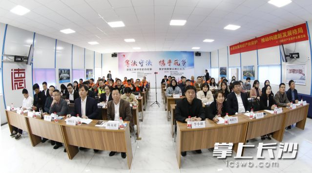 近百名职工、工友及在校大学生参与了此次活动。