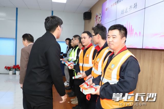 普法维权进工地”活动，为建设者和学生送上普法书籍《生活中的民法典》。