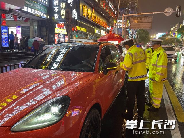 执法行动现场。长沙晚报通讯员 向军 供图