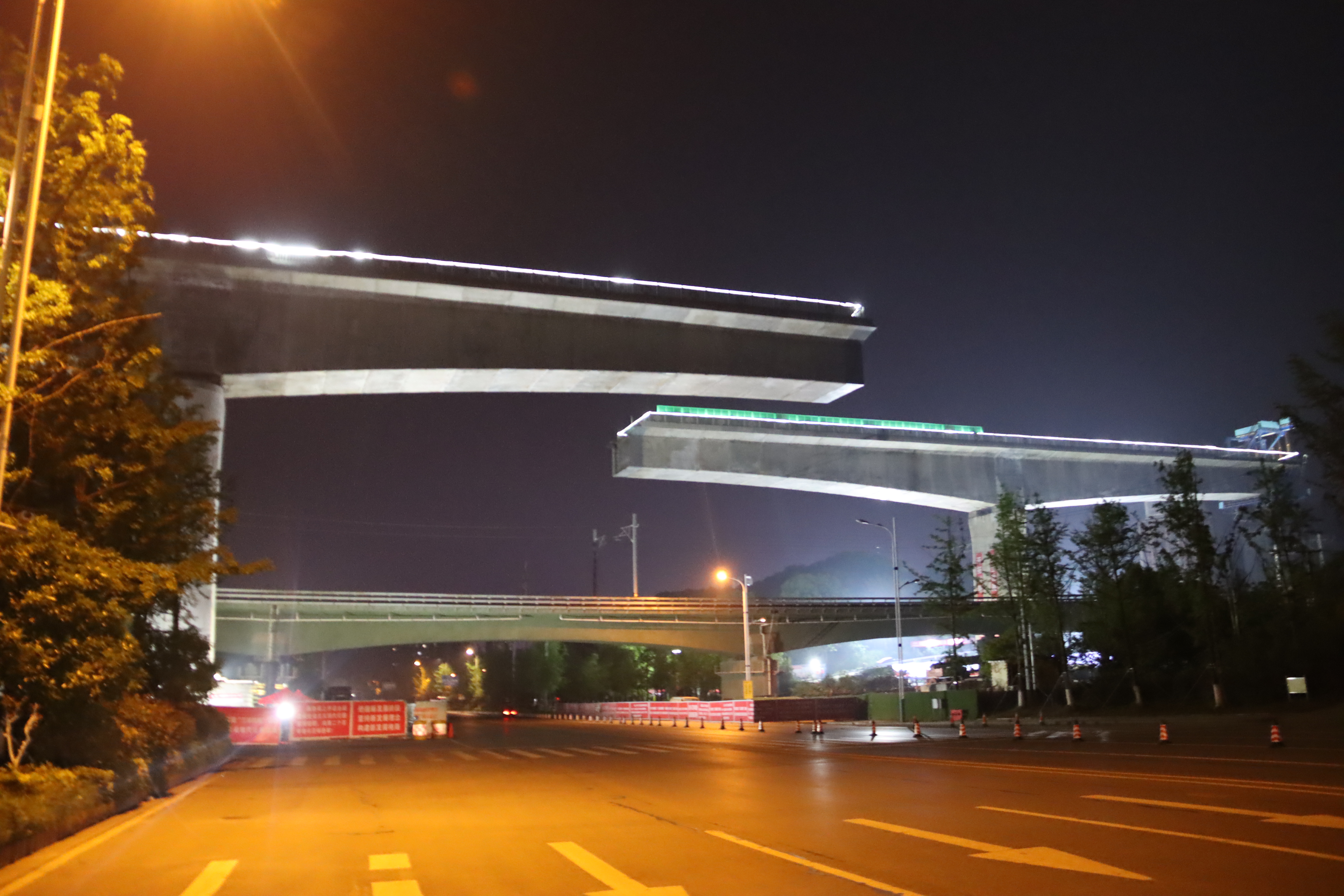 26日凌晨，经过50分钟封闭施工，常益长铁路宁乡站特大桥成功完成转体。均为长沙晚报全媒体记者 王志伟 通讯员 郑旭麟 摄影报道