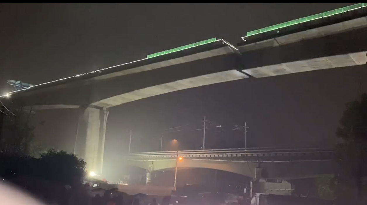 常益长铁路宁乡站特大桥成功完成转体，为常益长铁路顺利建成通车起到了关键性作用。