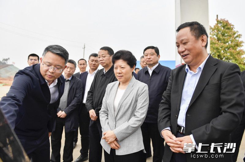 4月27日下午，省委常委、市委书记吴桂英在长沙高铁西站检查安全生产工作。长沙晚报全媒体记者 余劭劼 摄