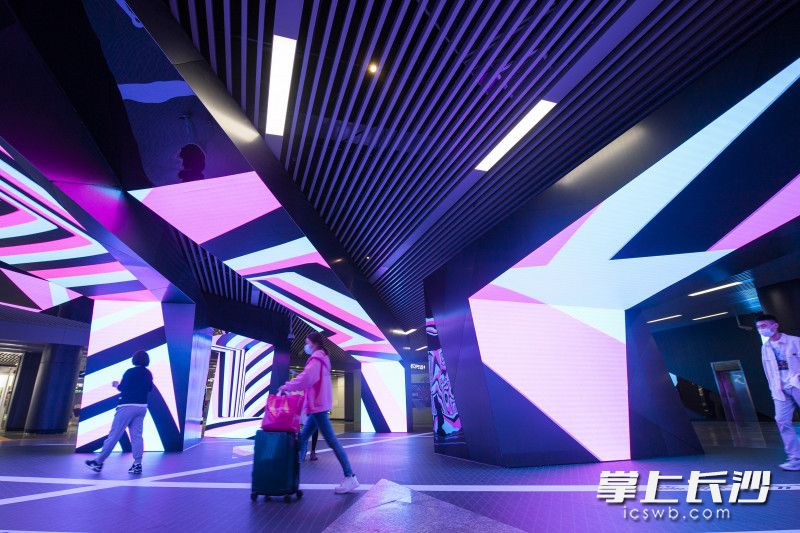 长沙地铁数字艺术馆以长沙地铁溁湾镇站2000平方米换乘空间为基础,将原本的地铁通勤空间转化为营造丰富光影质感的艺术场馆。 长沙地铁数字艺术馆以长沙地铁溁湾镇站2000平方米换乘空间为基础,将原本的地铁通勤空间转化为营造丰富光影质感的艺术场馆。