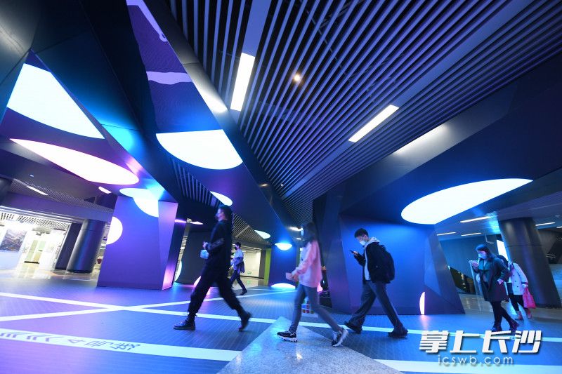 艺术馆由6个大型钢结构立体LED艺术装置构成,所有展出内容均通过双8K的分辨率进行动态化呈现。 艺术馆由6个大型钢结构立体LED艺术装置构成,所有展出内容均通过双8K的分辨率进行动态化呈现。