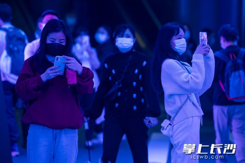 市民和乘客纷纷前来“打卡”。 市民和乘客纷纷前来“打卡”。