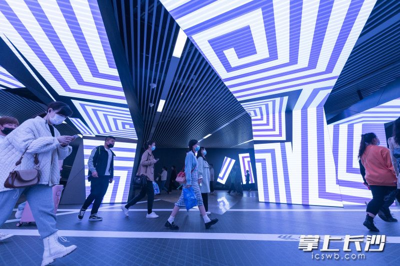 电子“光影隧道”。 电子“光影隧道”。