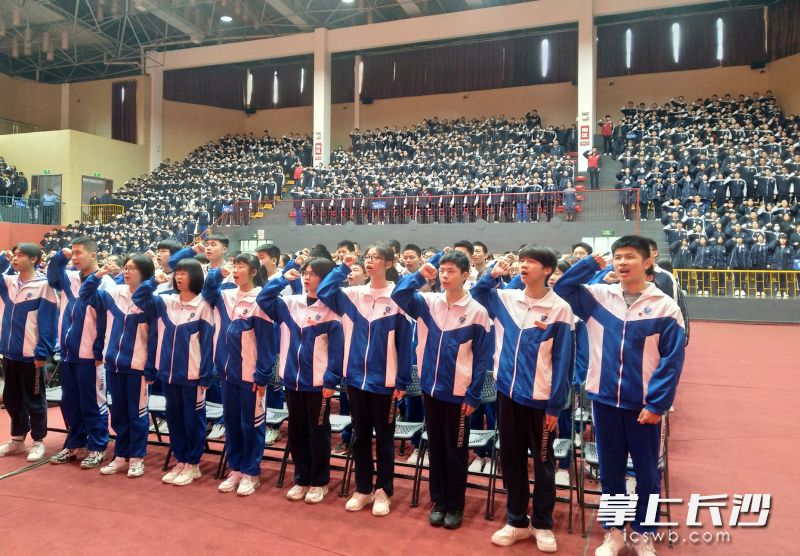 27日上午，望城区千名中学生在望城一中体育馆集体宣誓入团。照片均为长沙晚报全媒体记者 陈良 摄