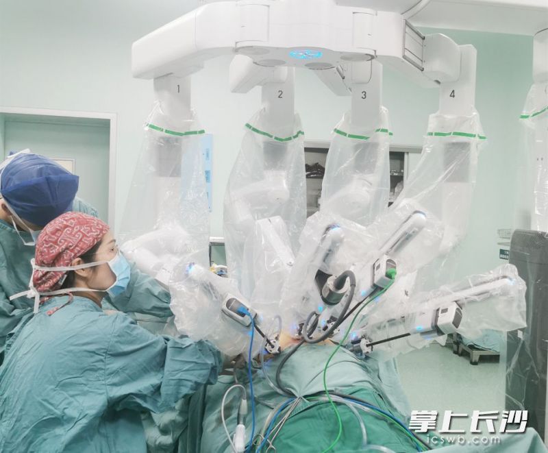 湖南省人民医院妇科主任黄薇带领团队采用达芬奇机器人为刘女士施行微创手术。均为长沙晚报通讯员 梁辉 周蓓 供图