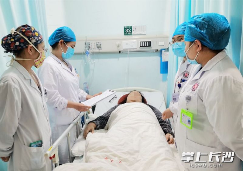 黄薇主任等查看患者术后恢复情况。