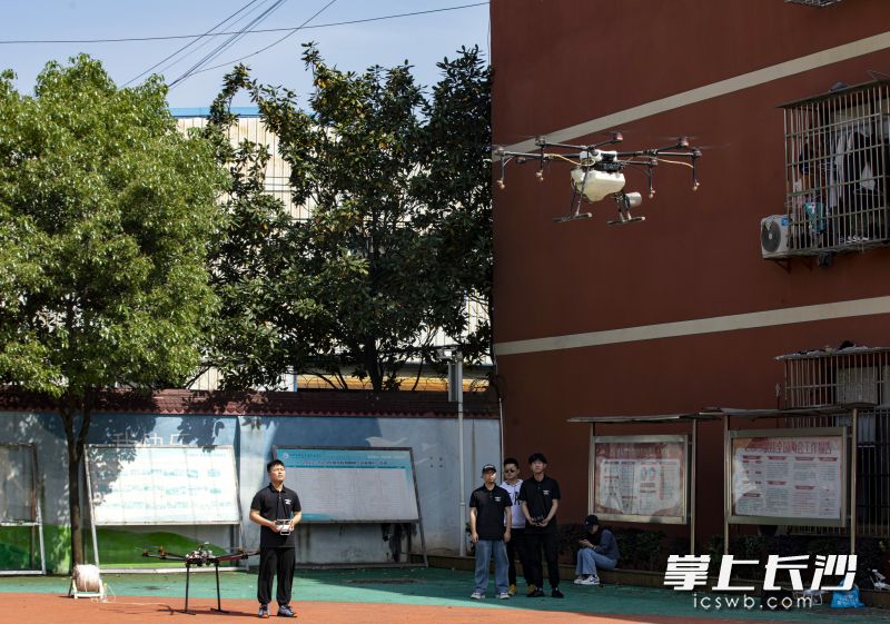 学生正在操作展示无人植保机。长沙晚报通讯员 王文豪  摄