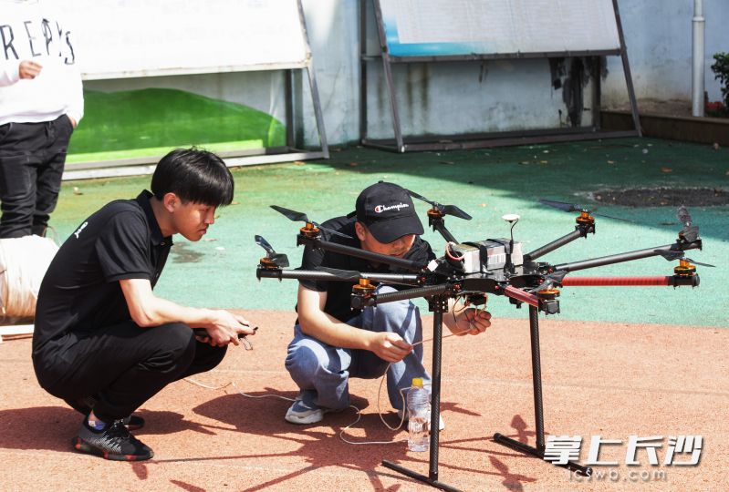 起飞前调试无人机设备。长沙晚报通讯员王文豪 摄