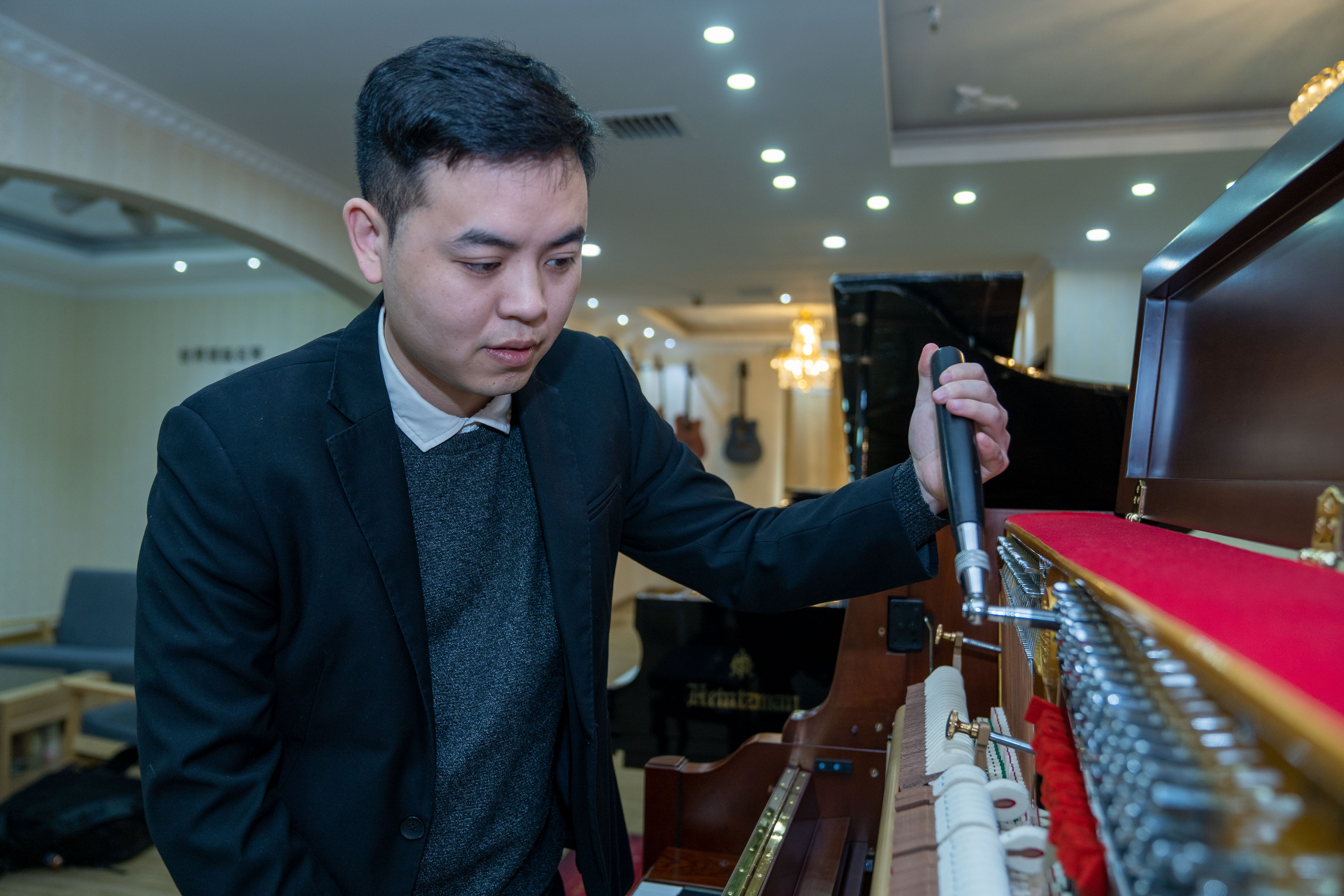 曾葵演示如何对一台钢琴进行维护保养。长沙晚报全媒体记者 邓迪 摄 曾葵演示如何对一台钢琴进行维护保养。长沙晚报全媒体记者 邓迪 摄