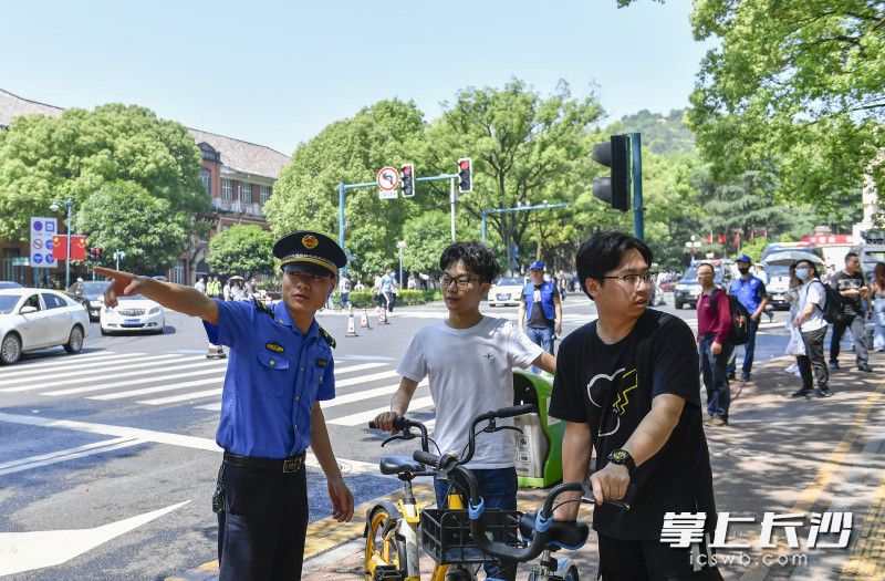 岳麓区城管执法大队的执法人员对进入岳麓山景区内的共享单车进行文明劝导。长沙晚报全媒体记者 余劭劼 摄