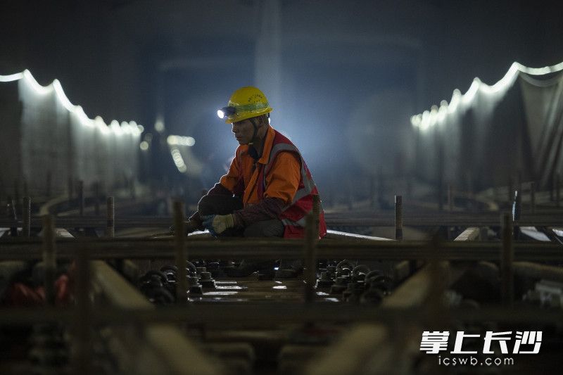 今日，在长沙地铁六号线的施工现场，来自湖北随州的施工工人黄华学在进行施工。均为长沙晚报全媒体记者 黄启晴 摄