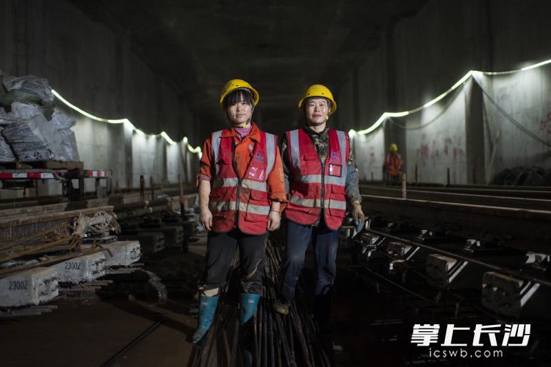 杨卫云（右）和杨卫花是来自河南新乡的两姐妹，在这个假期里，她们两姐妹都将奋战在长沙地铁6号施工现场。