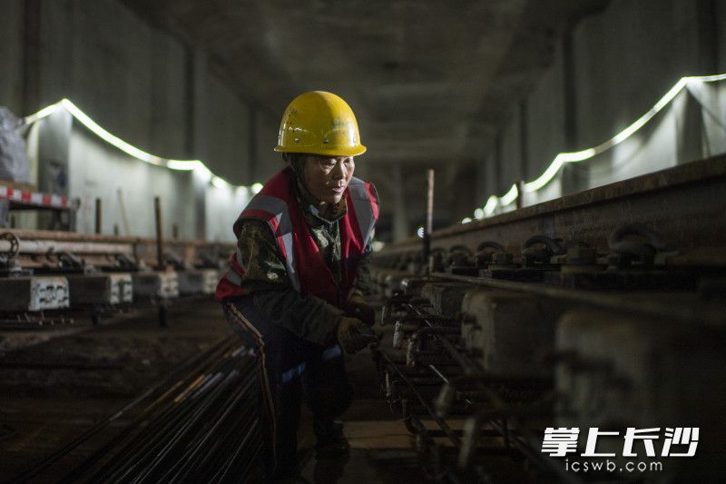 杨卫云在进行施工。