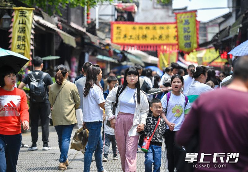 靖港古镇人头攒动。长沙晚报全媒体记者 邹麟 摄