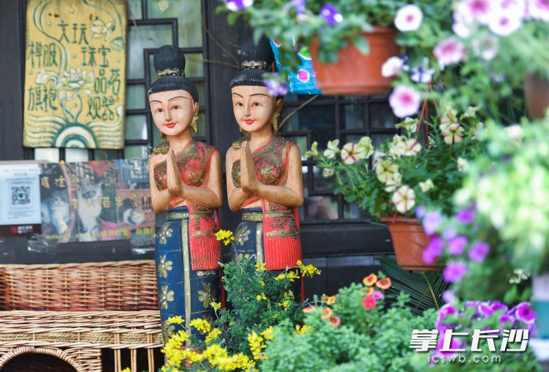 靖港古镇街边的小店布置的文艺清新，不少游客在此拍照打卡。长沙晚报全媒体记者 邹麟 摄