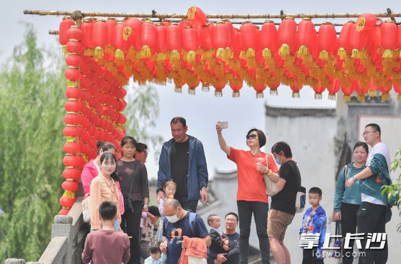 靖港古镇石拱桥上，一位游客正在拍照。长沙晚报全媒体记者 邹麟 摄