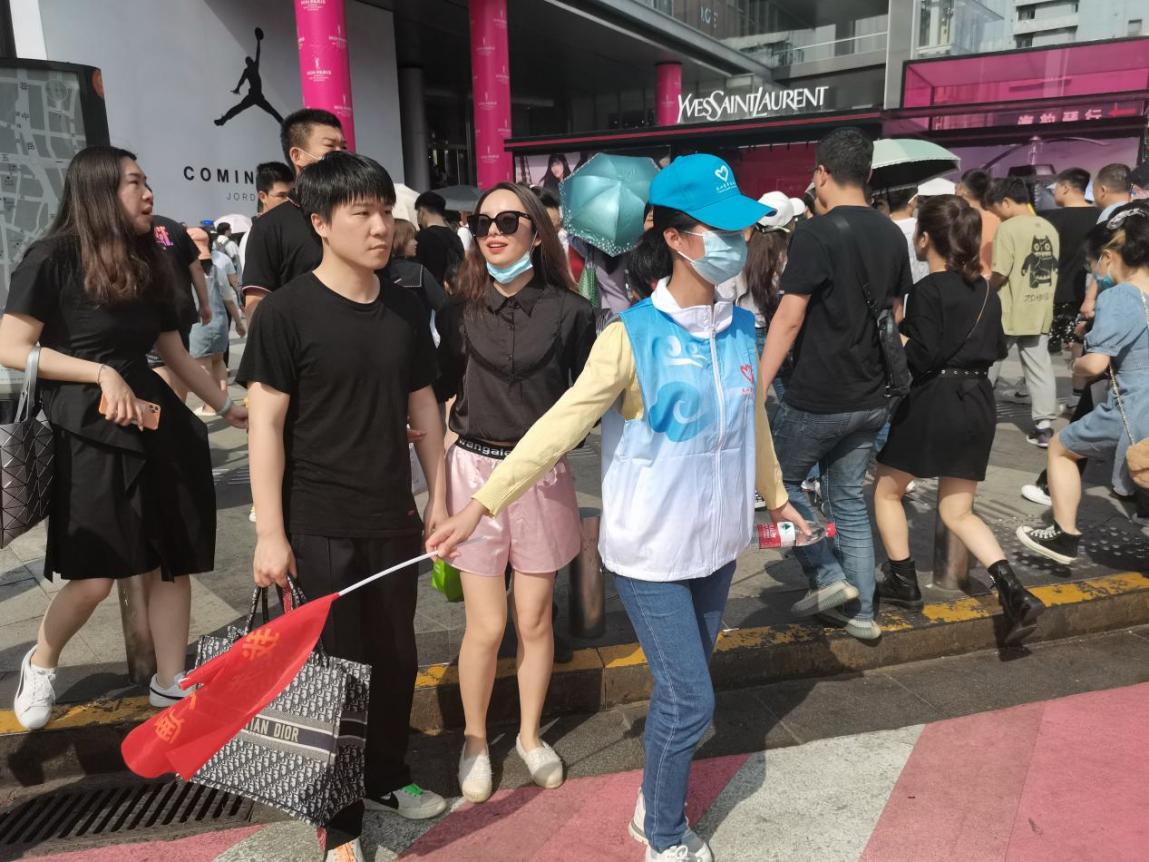 五一期间，“网红天心”人头攒动，游客络绎不绝，青年志愿者们积极为游客提供交通引导、文明劝导、秩序维护等服务。   长沙晚报全媒体记者 王斌 通讯员 龚乐梅 摄影报道