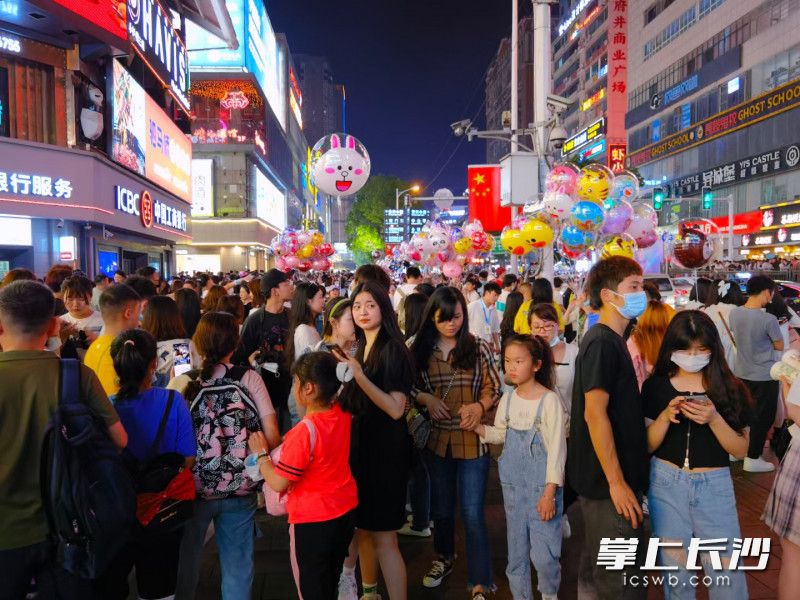 网红长沙、网红天心吸引各地游客前来打卡，图为司门口至太平街路口一带的人潮。长沙晚报通讯员 朱德军 供图