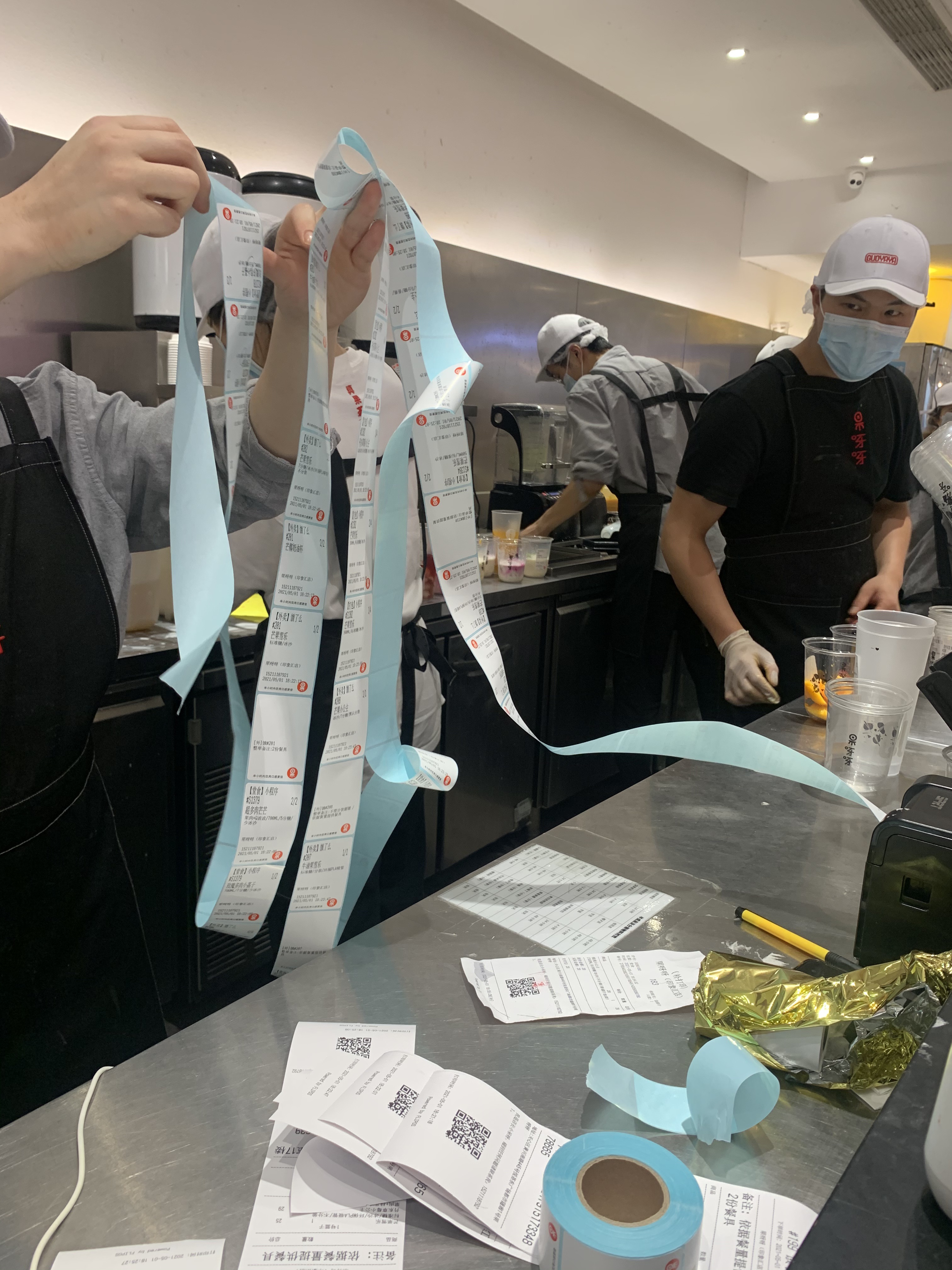 五一假期，果茶品牌果呀呀客流大幅增加。图为等待制作的饮品订单。