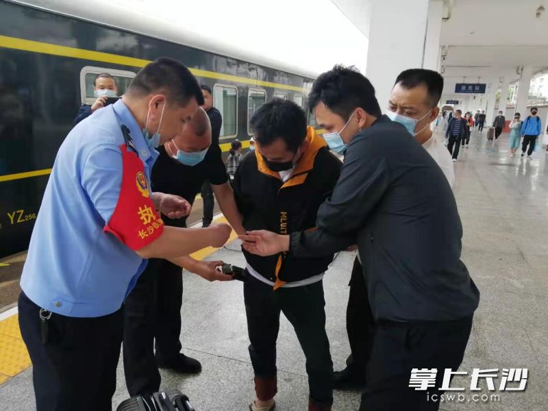 嫌疑人石某源在娄底火车站被警方抓获。警方供图
