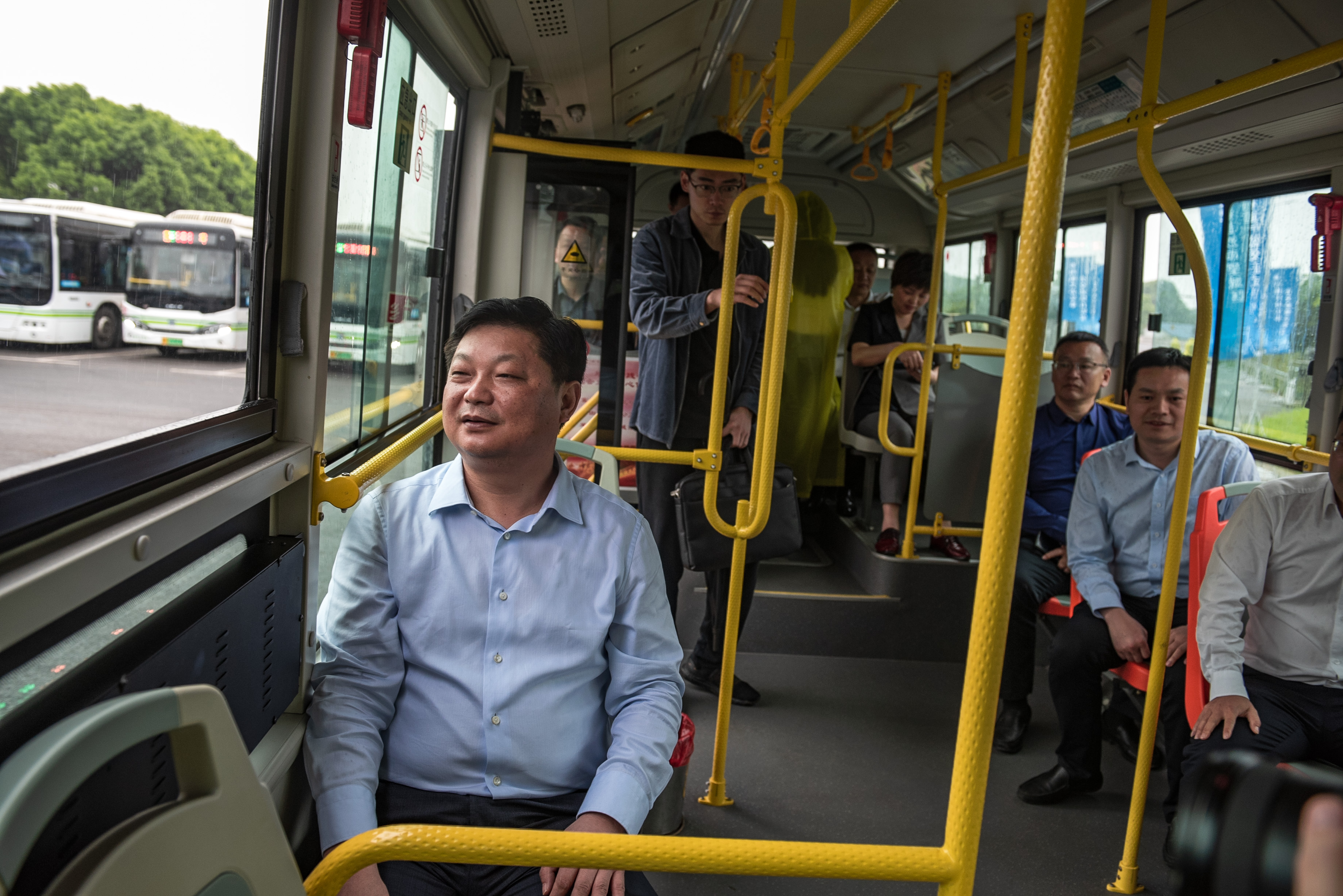 启动仪式结束后，付旭明与群众一同坐上了W135公交车，感受望城公交的舒适与便捷。 长沙晚报全媒体记者  陈飞 摄