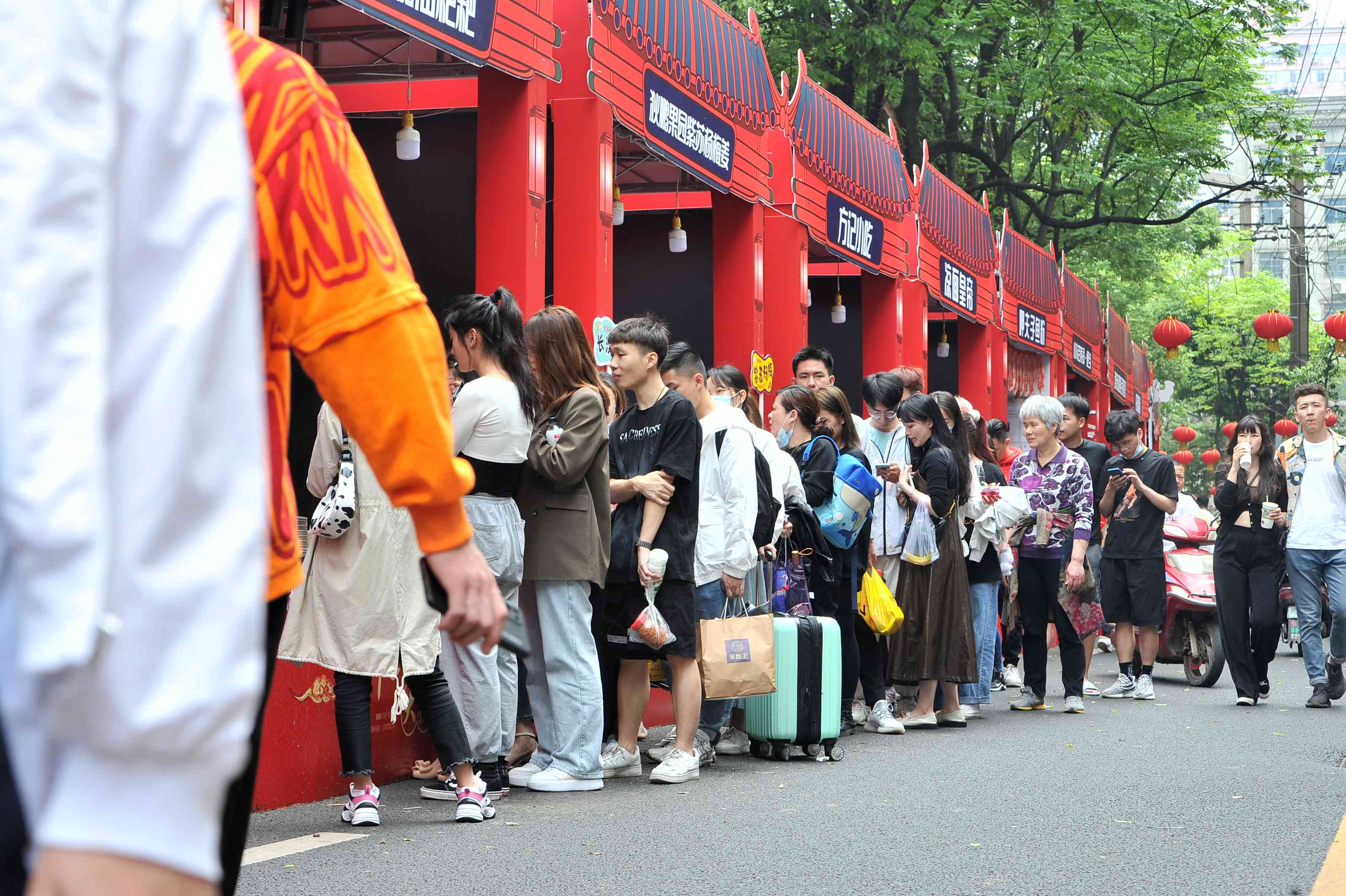 5日，湖南米粉街，游客在排队。文明、网红长沙离不开每个人的参与。长沙晚报全媒体记者 贺文兵 摄
