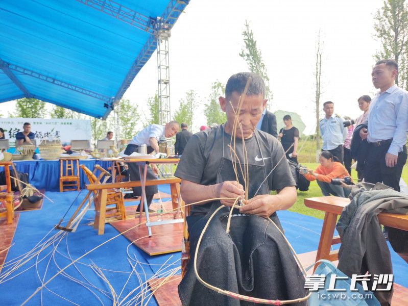 竹编比赛现场，选手正在制作竹编作品。 长沙晚报通讯员 宋彬彬 摄