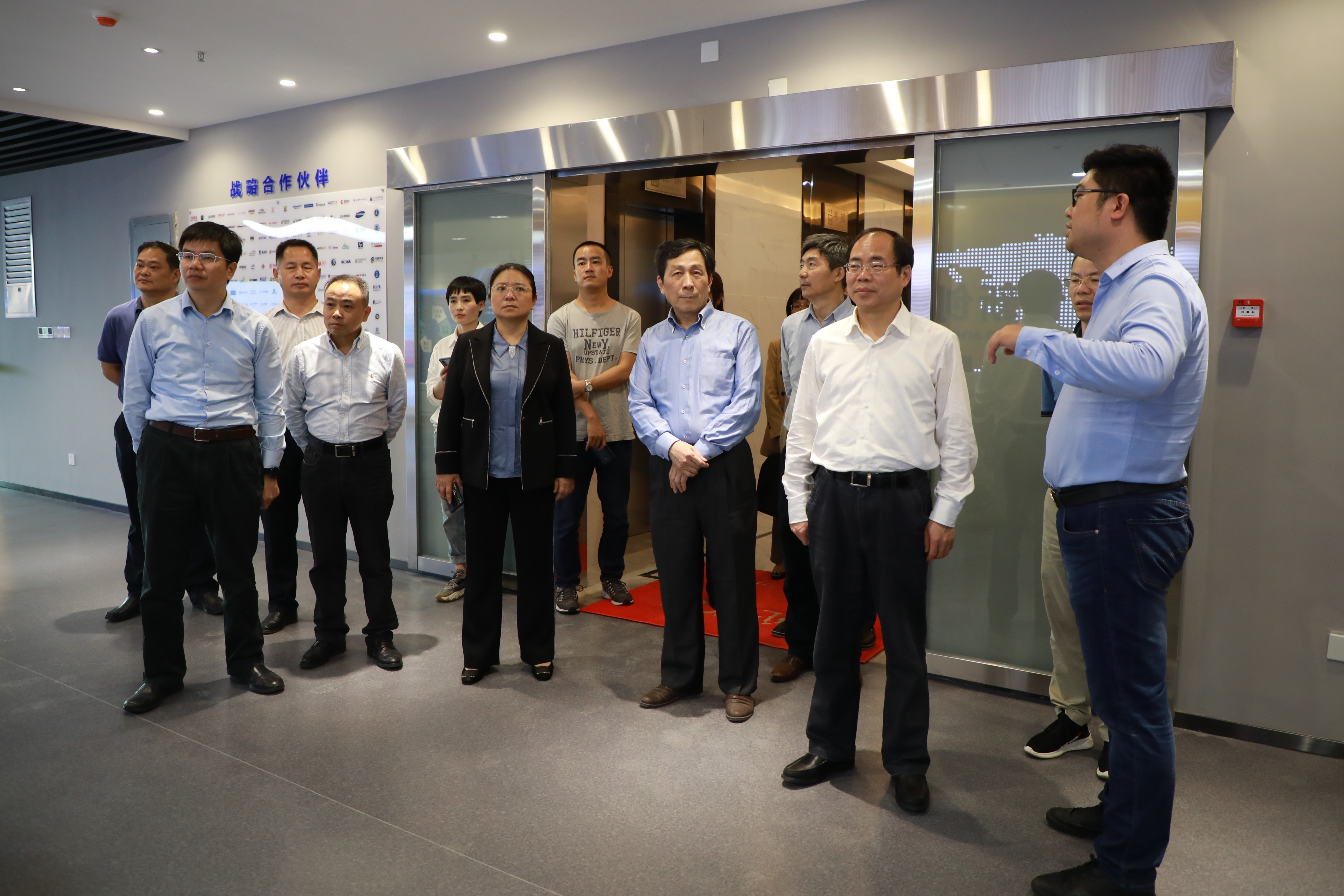 图为长沙市委常委、市委统战部部长谭小平（前排右二）在长沙县星沙海外人才创新创业服务中心调研。 长沙晚报全媒体记者  黎铁桥摄