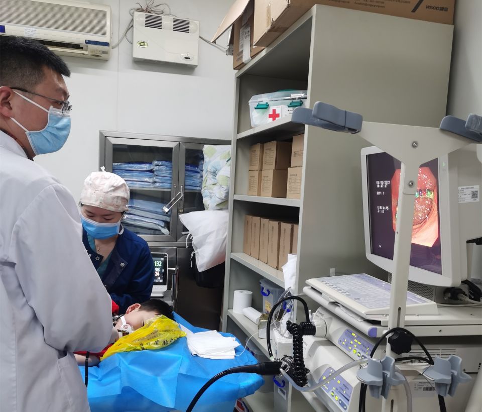 湖南省人民医院儿童消化营养神经专科副主任医师袁子杰在胃镜下为小欢取出磁珠。
