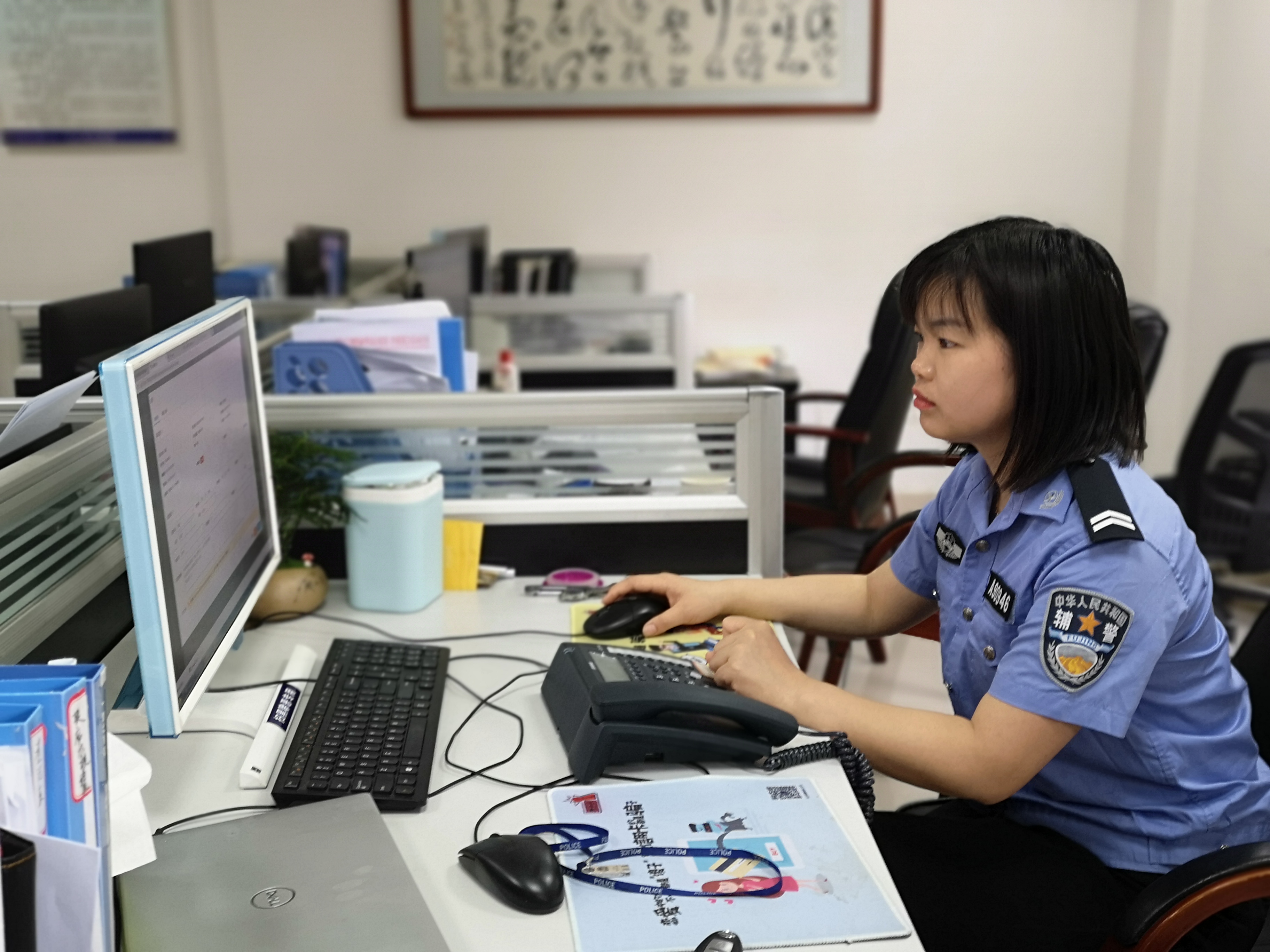 宁乡市公安局反诈中心工作人员在工作中。