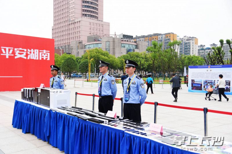 公安部门现场展示跨境赌博案件涉案工具。