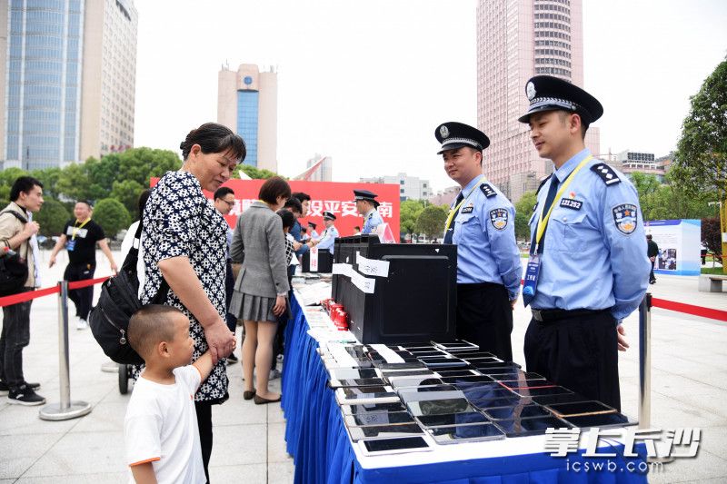 民警现场向群众宣传跨境赌博危害。