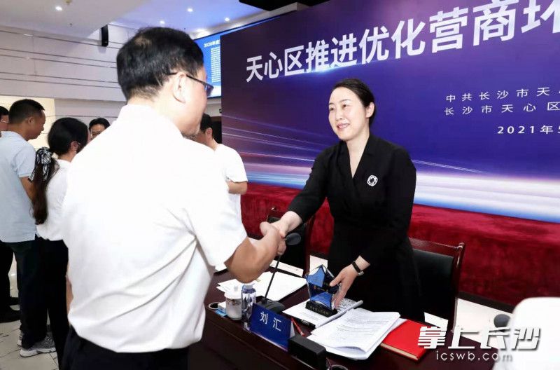 天心区委书记刘汇（右）向相关企业代表颁发奖项。长沙晚报通讯员 杨威 摄