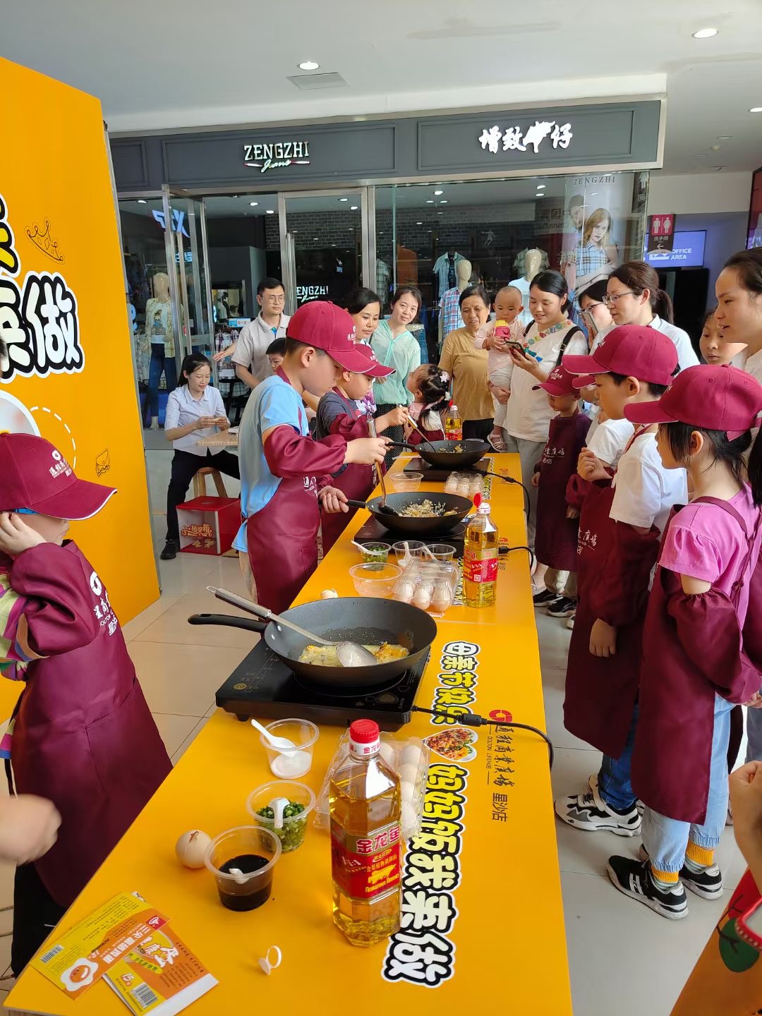 5月9日，通程商业广场星沙店，“妈妈饭我来做”吸引了众多小朋友和妈妈们参加。
