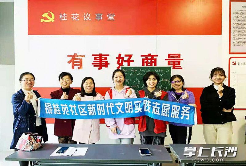 智慧小区里，志愿者最美。长沙晚报通讯员 高俊 供图