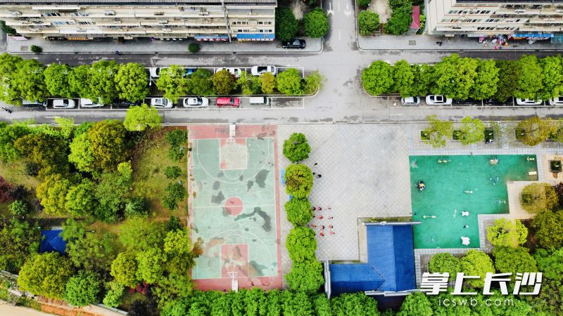无人机俯瞰下，停车位规范齐整，公园绿地、体育场馆一应俱全，让人以为进了个“假农安小区”。全媒体记者 陈飞 李卓 摄影报道