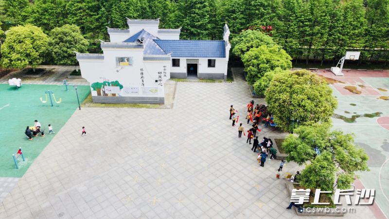 老旧农安小区“变脸”，有了白墙碧瓦的邻里会所，不比城里高档楼盘掉价。全媒体记者 陈飞 李卓 摄影报道