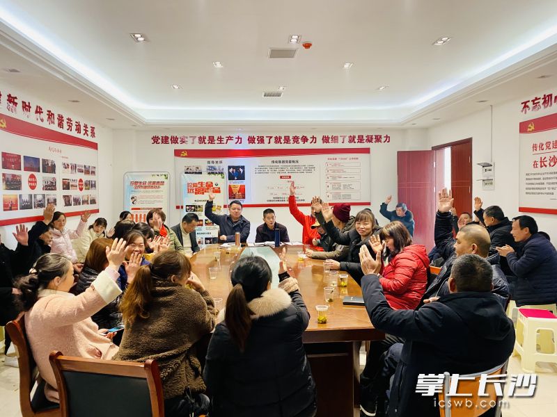 “红管家”当家，业主居民话事，小区自治形成了“邻”聚力。全媒体记者 陈飞 李卓 摄影报道