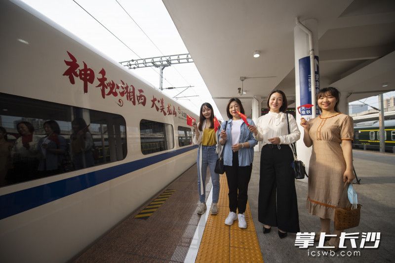 今日上午，“长沙—龙山”旅游专列正式开通，并进行了首发。据悉，“长沙—龙山”旅游专列已于5月8日起售票，长沙至龙山北全程压缩至3.5小时。为体现龙山元素，专列进行龙山特色涂装，车内布置了龙山美景推介宣传画。